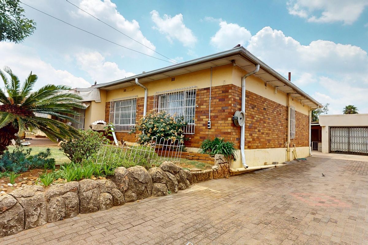 Discover this beautifully versatile property in the heart of Primrose - Photo 2