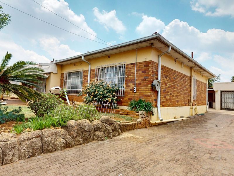 Discover this beautifully versatile property in the heart of Primrose - Photo 2