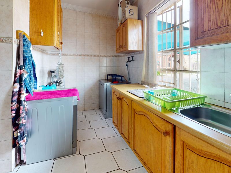 Discover this beautifully versatile property in the heart of Primrose - Photo 9