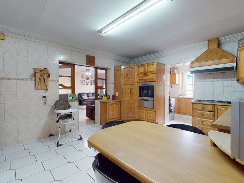 Discover this beautifully versatile property in the heart of Primrose - Photo 6