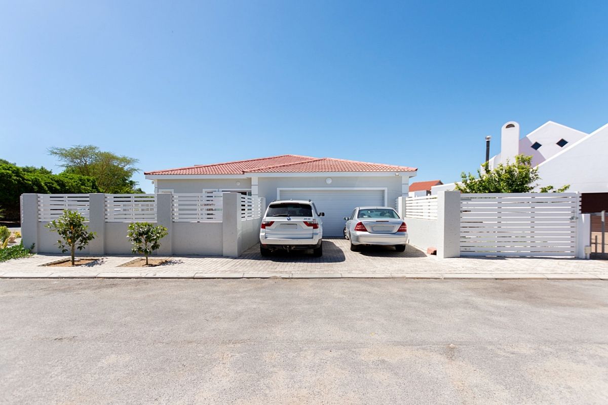 Modern family home in the heart of Port Owen - Photo 2