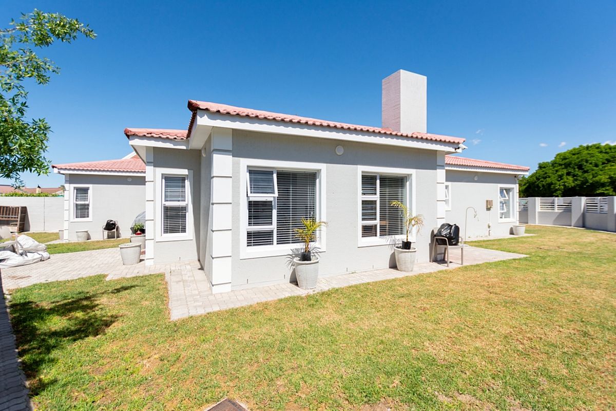 Modern family home in the heart of Port Owen - Photo 3