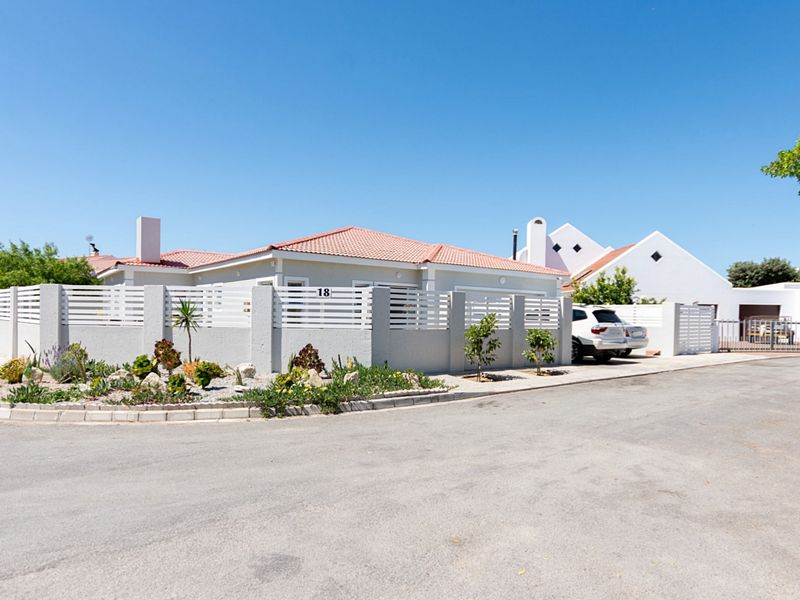 Modern family home in the heart of Port Owen - Photo 1