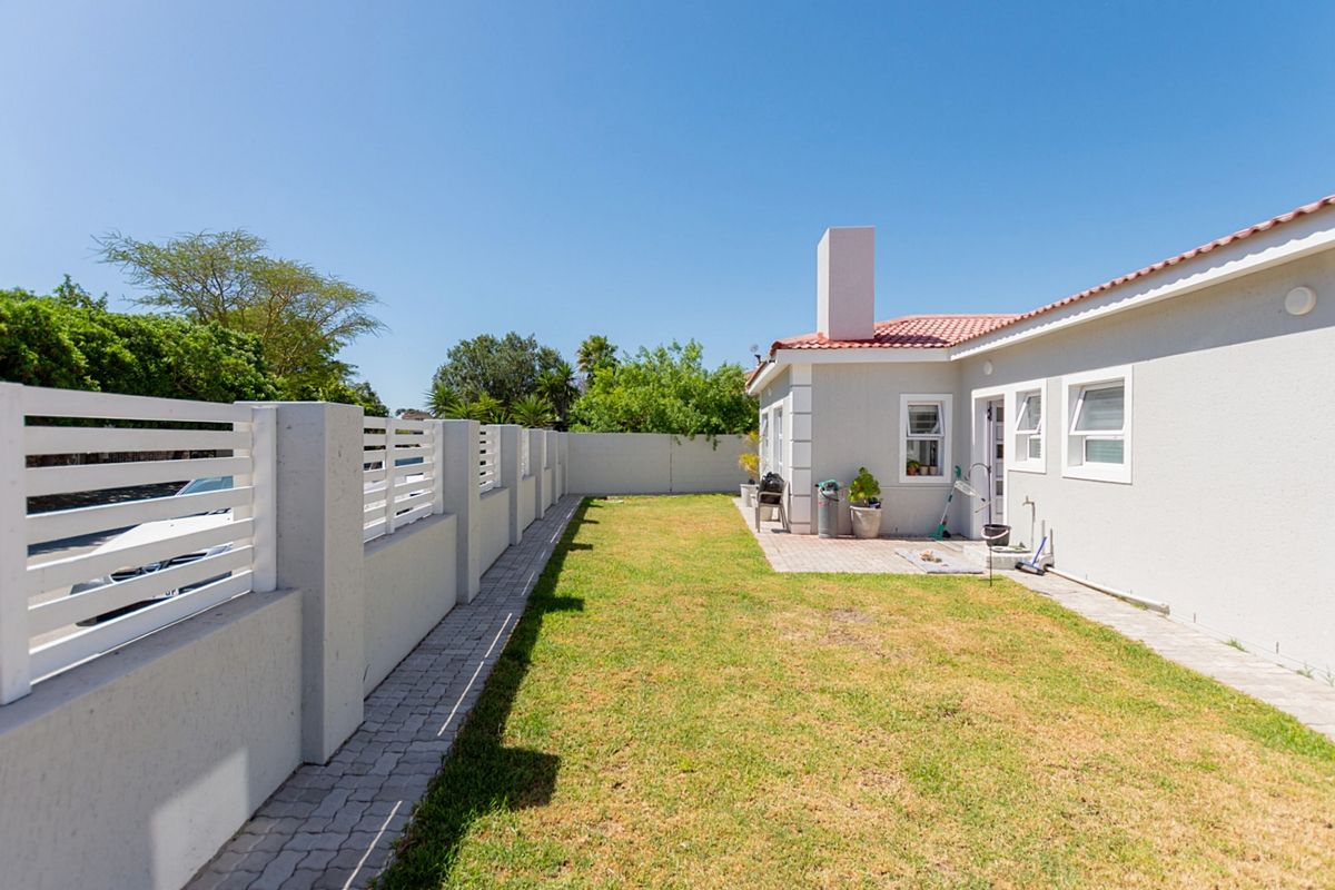 Modern family home in the heart of Port Owen - Photo 5