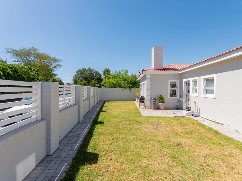 Modern family home in the heart of Port Owen - Photo 5