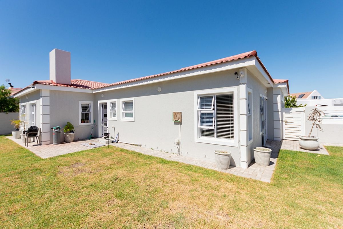 Modern family home in the heart of Port Owen - Photo 4