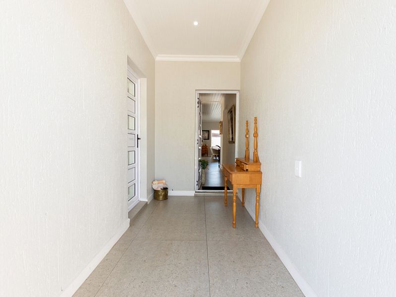 Modern family home in the heart of Port Owen - Photo 6