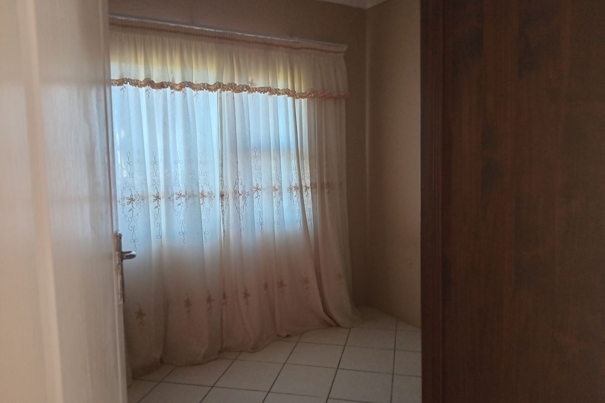 3 bedroom house in upmarketing area - Photo 4