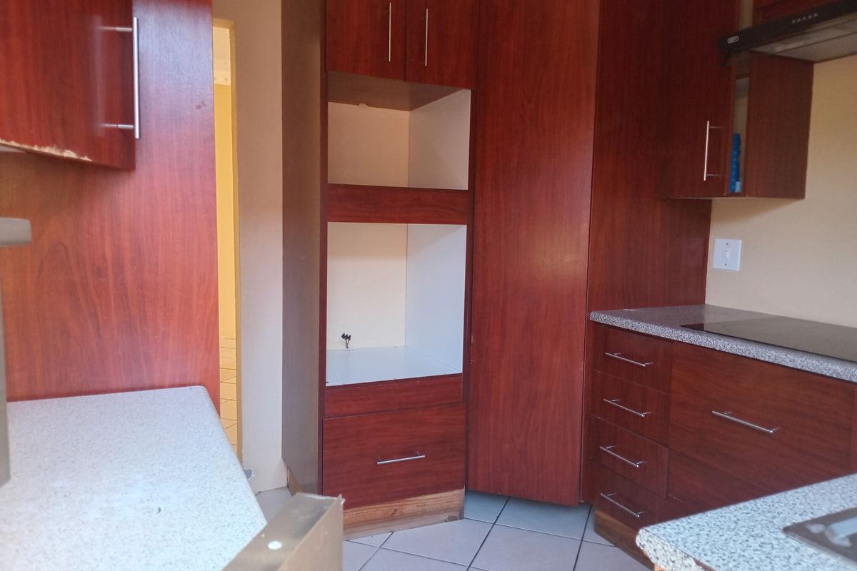 3 bedroom house in upmarketing area - Photo 2