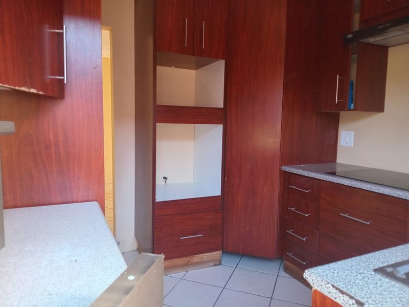 3 bedroom house in upmarketing area - Photo 2