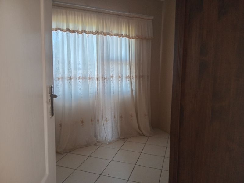 3 bedroom house in upmarketing area - Photo 6