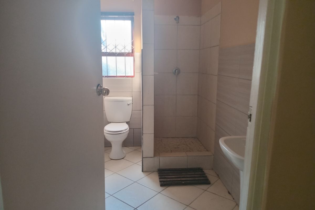 3 bedroom house in upmarketing area - Photo 5