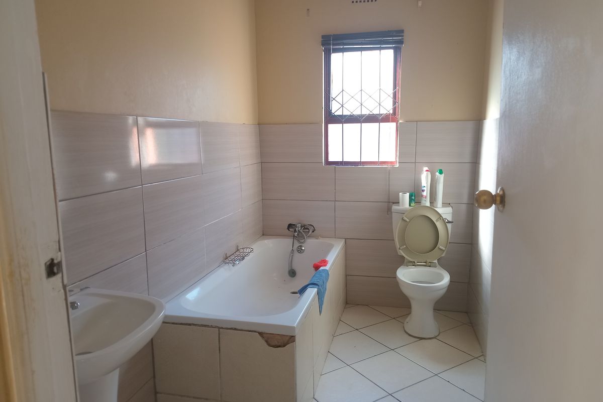 3 bedroom house in upmarketing area - Photo 3