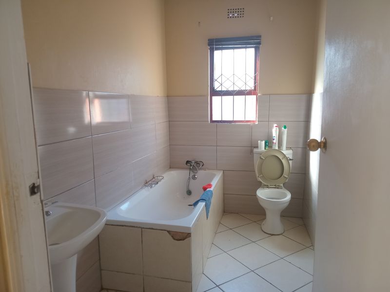 3 bedroom house in upmarketing area - Photo 3