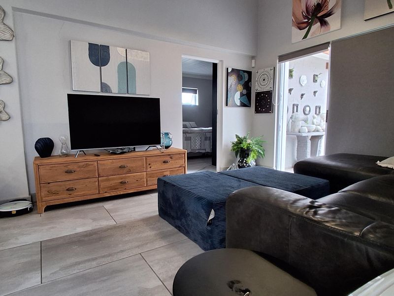 Full title townhouse close to the ocean. - Photo 2