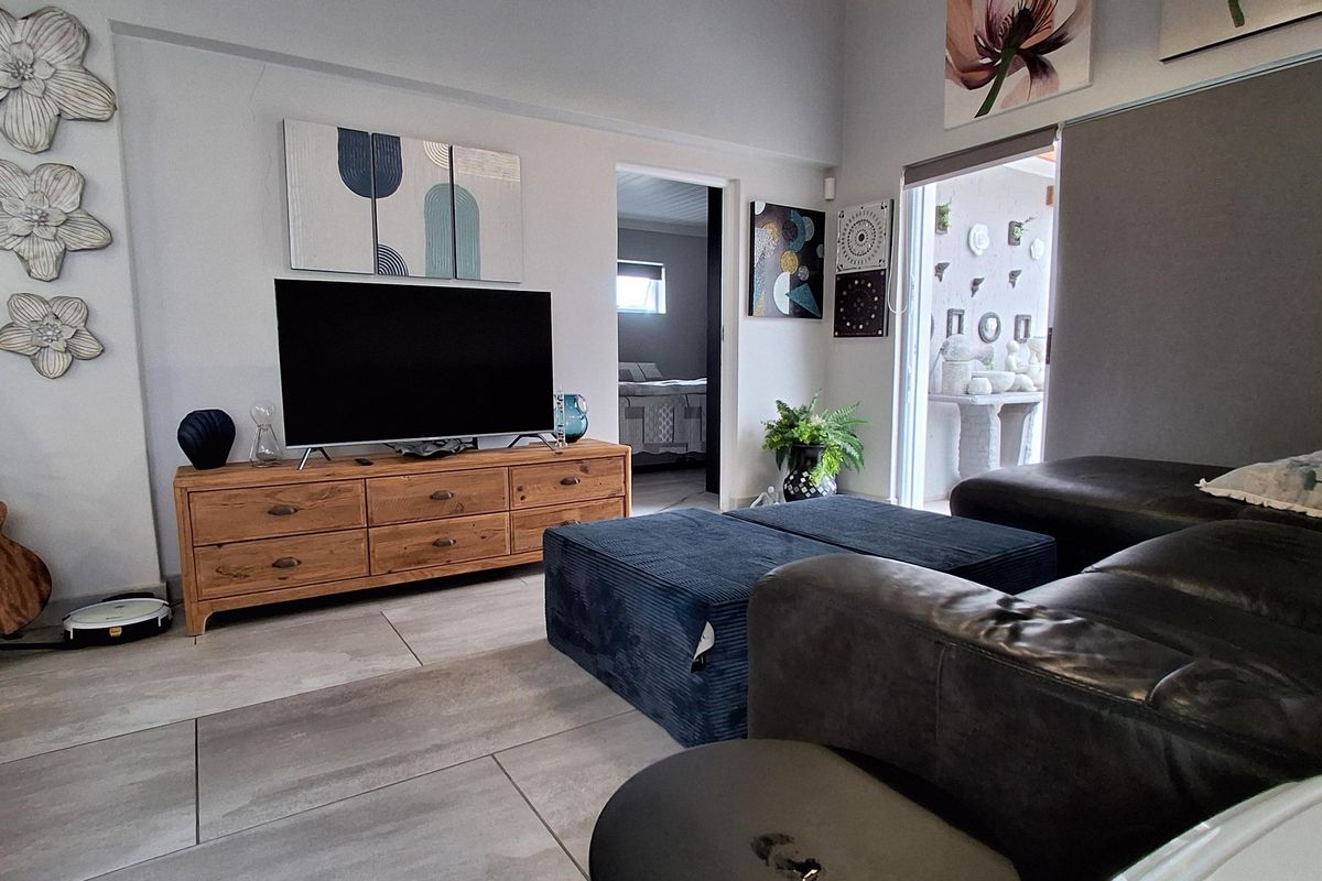 Full title townhouse close to the ocean. - Photo 2