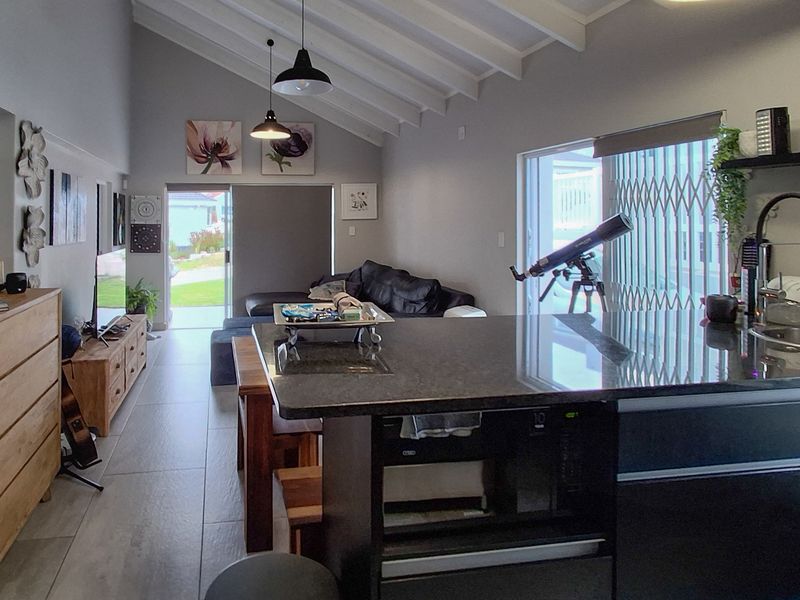 Full title townhouse close to the ocean. - Photo 3