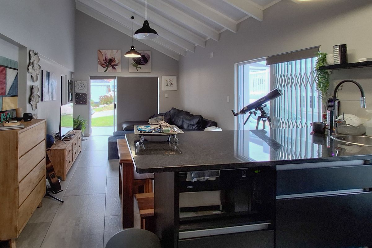 Full title townhouse close to the ocean. - Photo 3