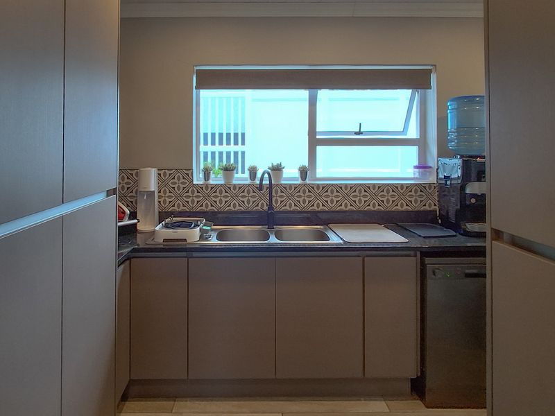 Full title townhouse close to the ocean. - Photo 5