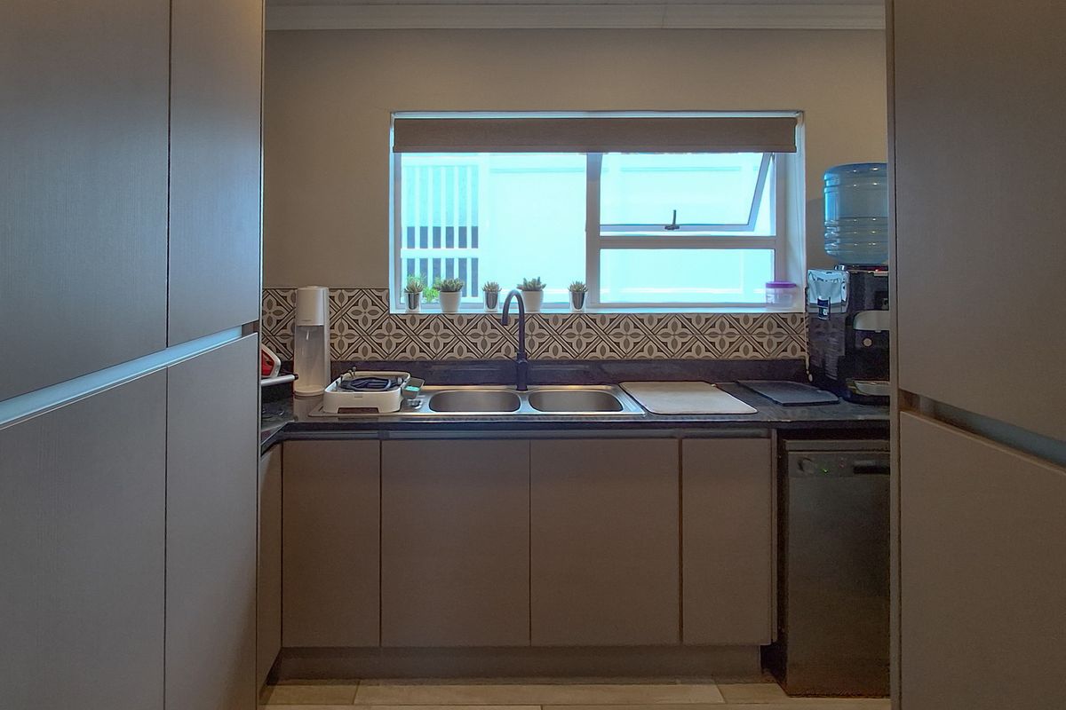Full title townhouse close to the ocean. - Photo 5