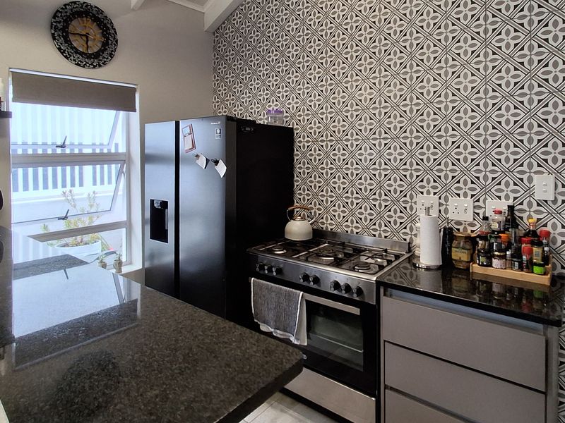 Full title townhouse close to the ocean. - Photo 4