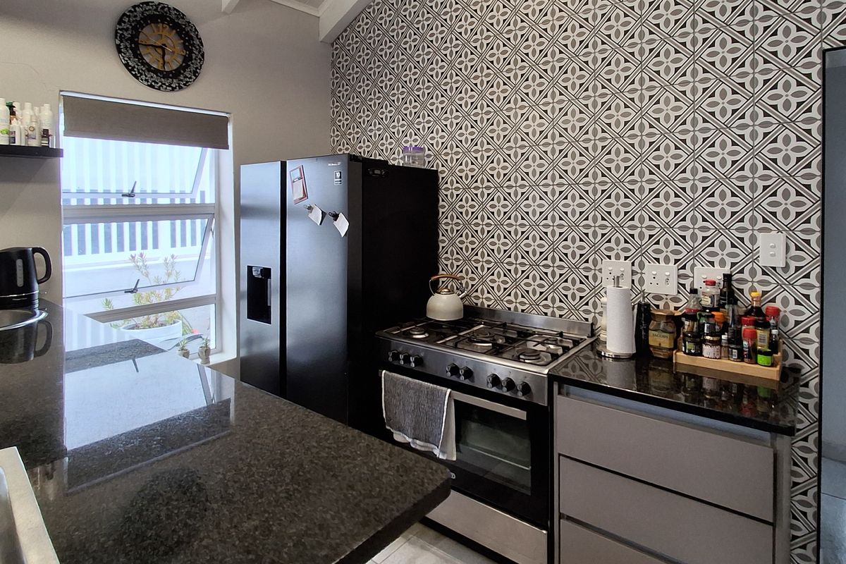 Full title townhouse close to the ocean. - Photo 4