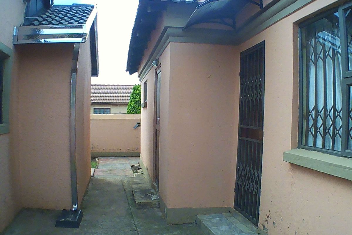 Warm and inviting Home - Photo 3