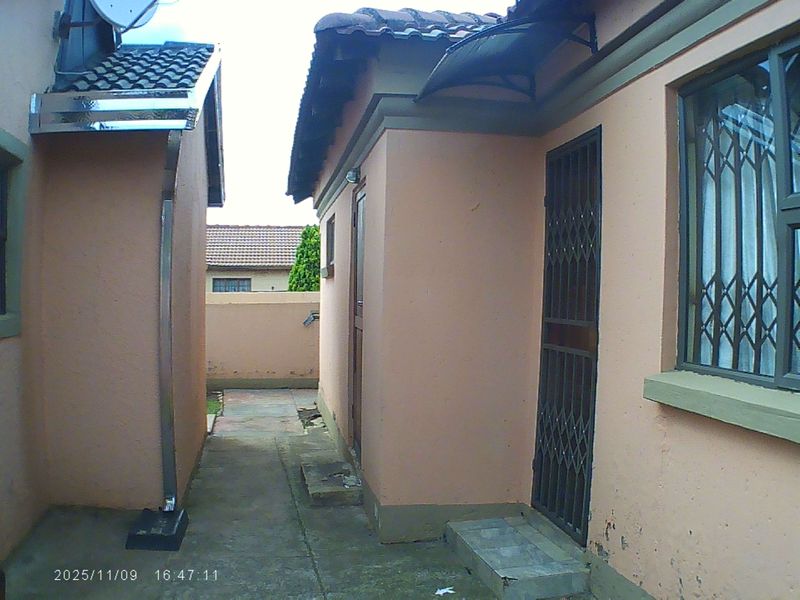 Warm and inviting Home - Photo 3