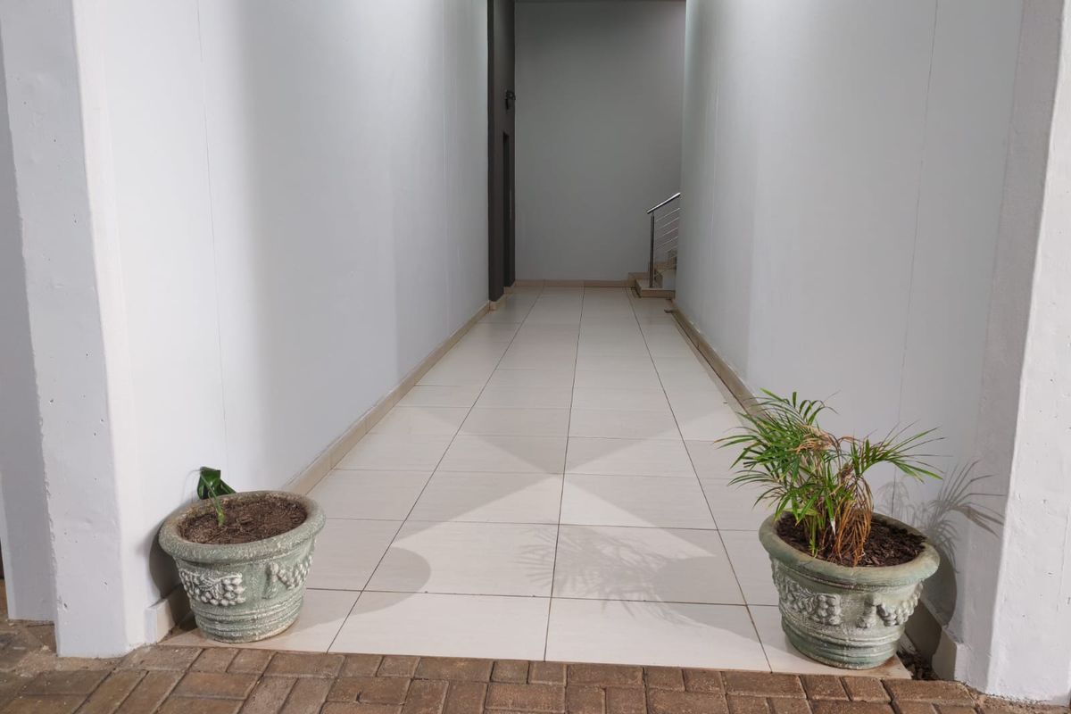 Elegant 3 Bedroom Apartment with Panoramic Sea Views. - Photo 3