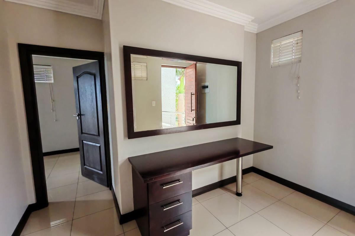 Elegant 3 Bedroom Apartment with Panoramic Sea Views. - Photo 5