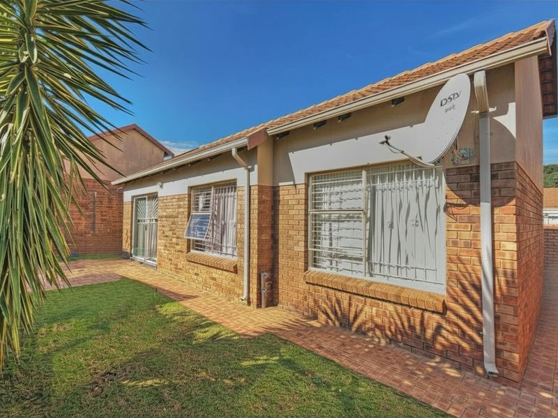3 Bedroom Garden Townhouse for Sale in Monte Cristo, Kyalami Hills - Photo 1