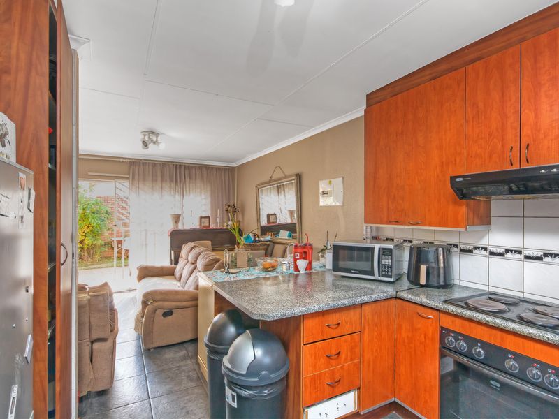 3 Bedroom Garden Townhouse for Sale in Monte Cristo, Kyalami Hills - Photo 2