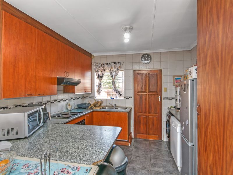 3 Bedroom Garden Townhouse for Sale in Monte Cristo, Kyalami Hills - Photo 4
