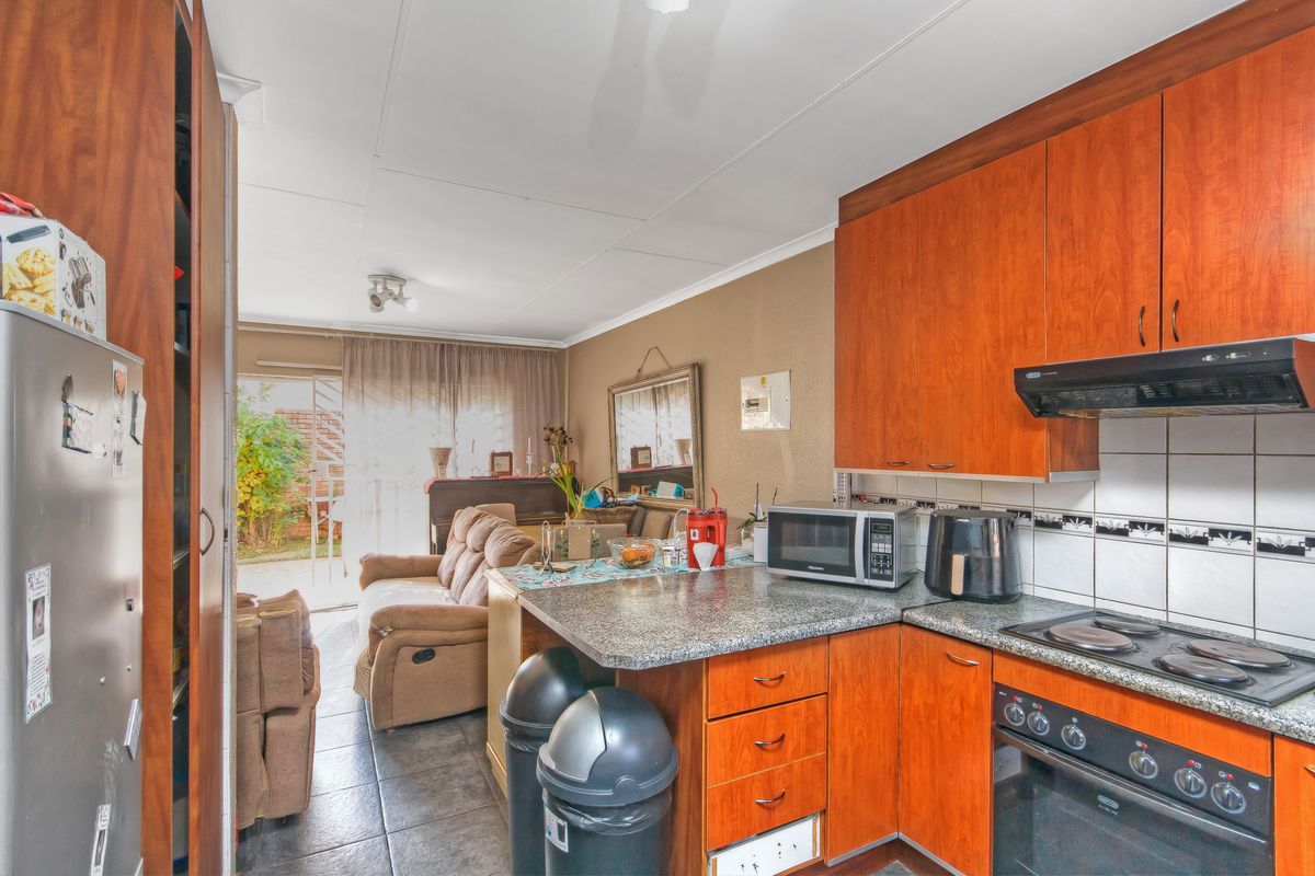 3 Bedroom Garden Townhouse for Sale in Monte Cristo, Kyalami Hills - Photo 2