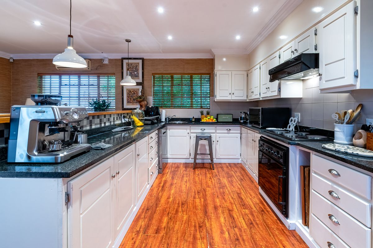 Luxury One of a Kind Property in Lynnwood Glen - Photo 3