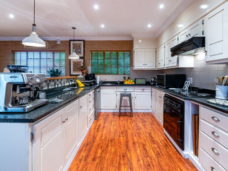 Luxury One of a Kind Property in Lynnwood Glen - Photo 3