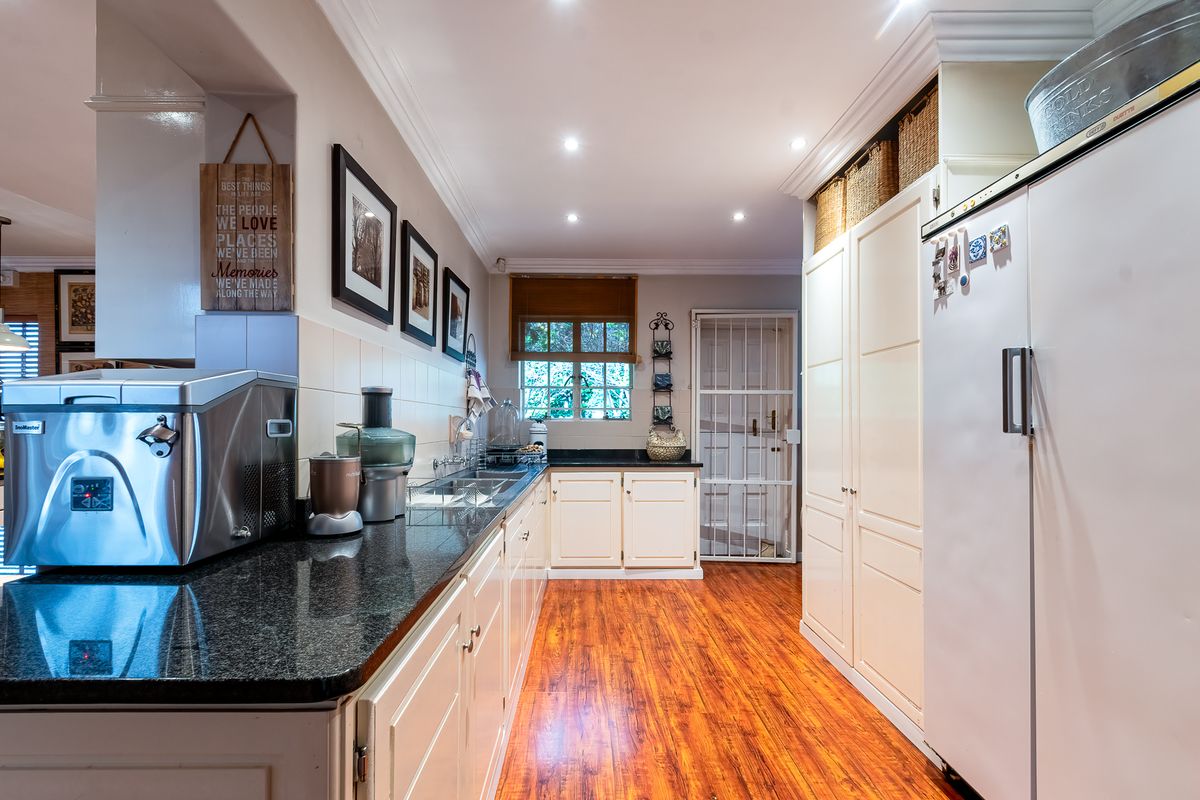 Luxury One of a Kind Property in Lynnwood Glen - Photo 4