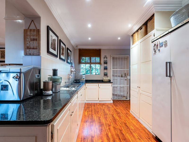 Luxury One of a Kind Property in Lynnwood Glen - Photo 4