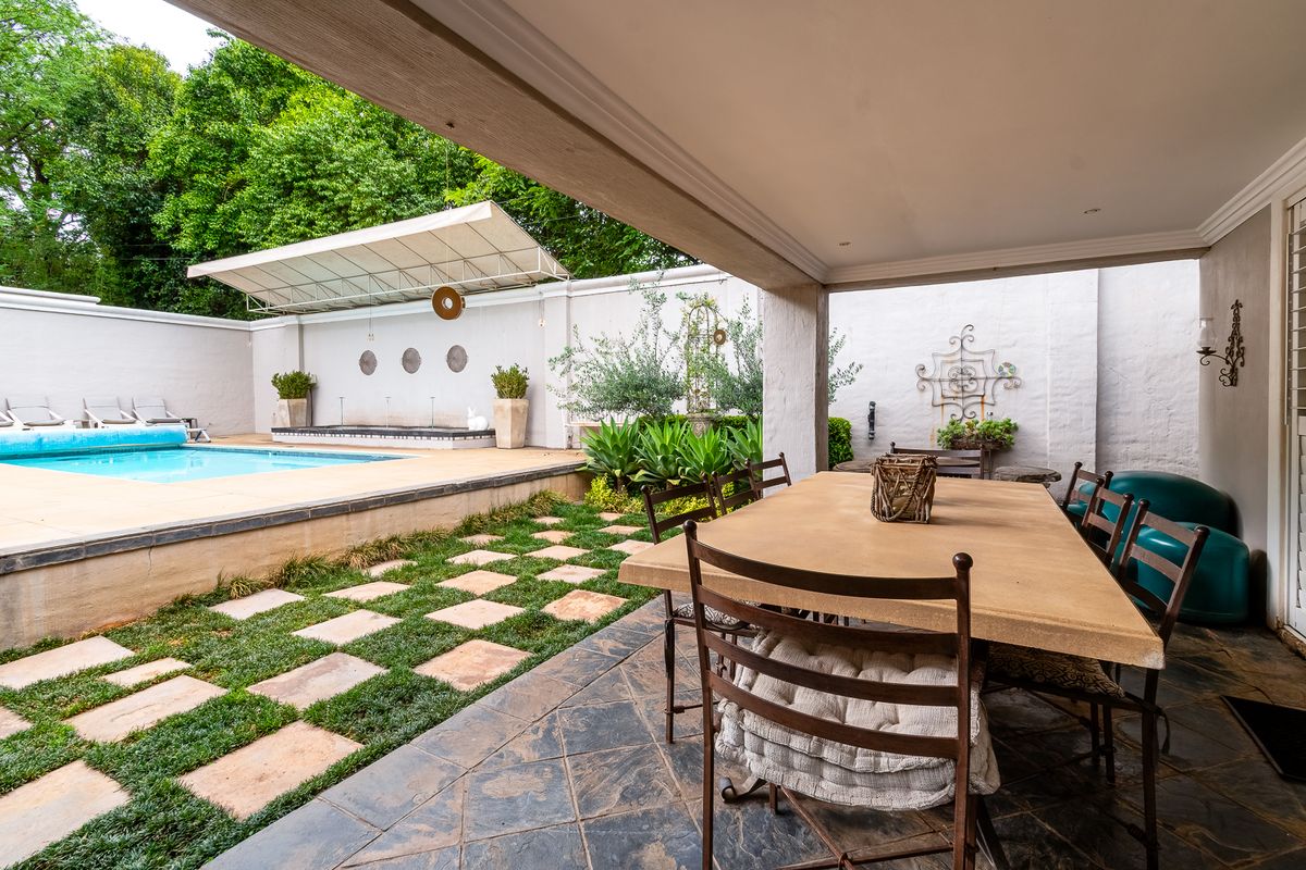 Luxury One of a Kind Property in Lynnwood Glen - Photo 2