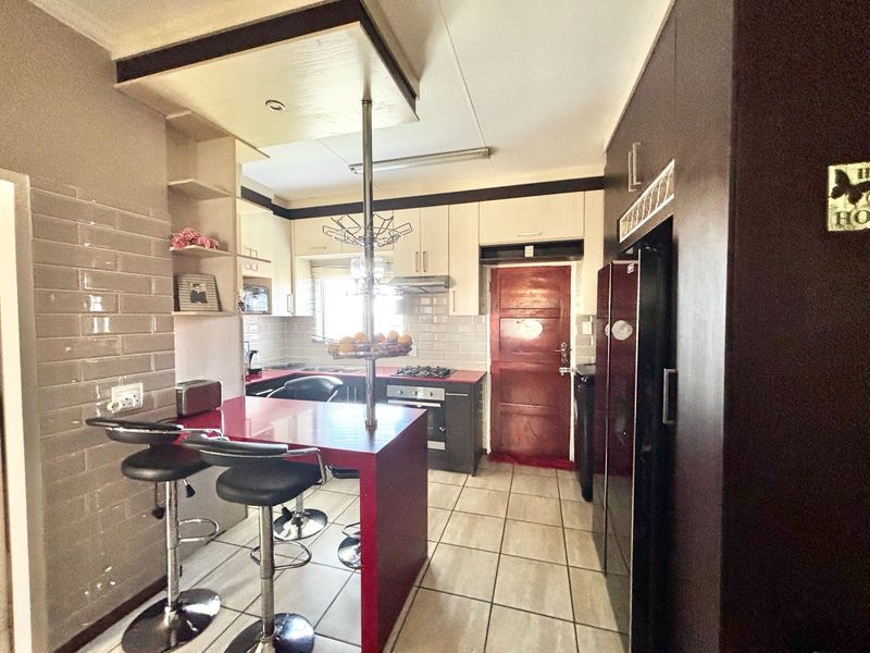 Neat & Move-In Ready Townhouse - Photo 10