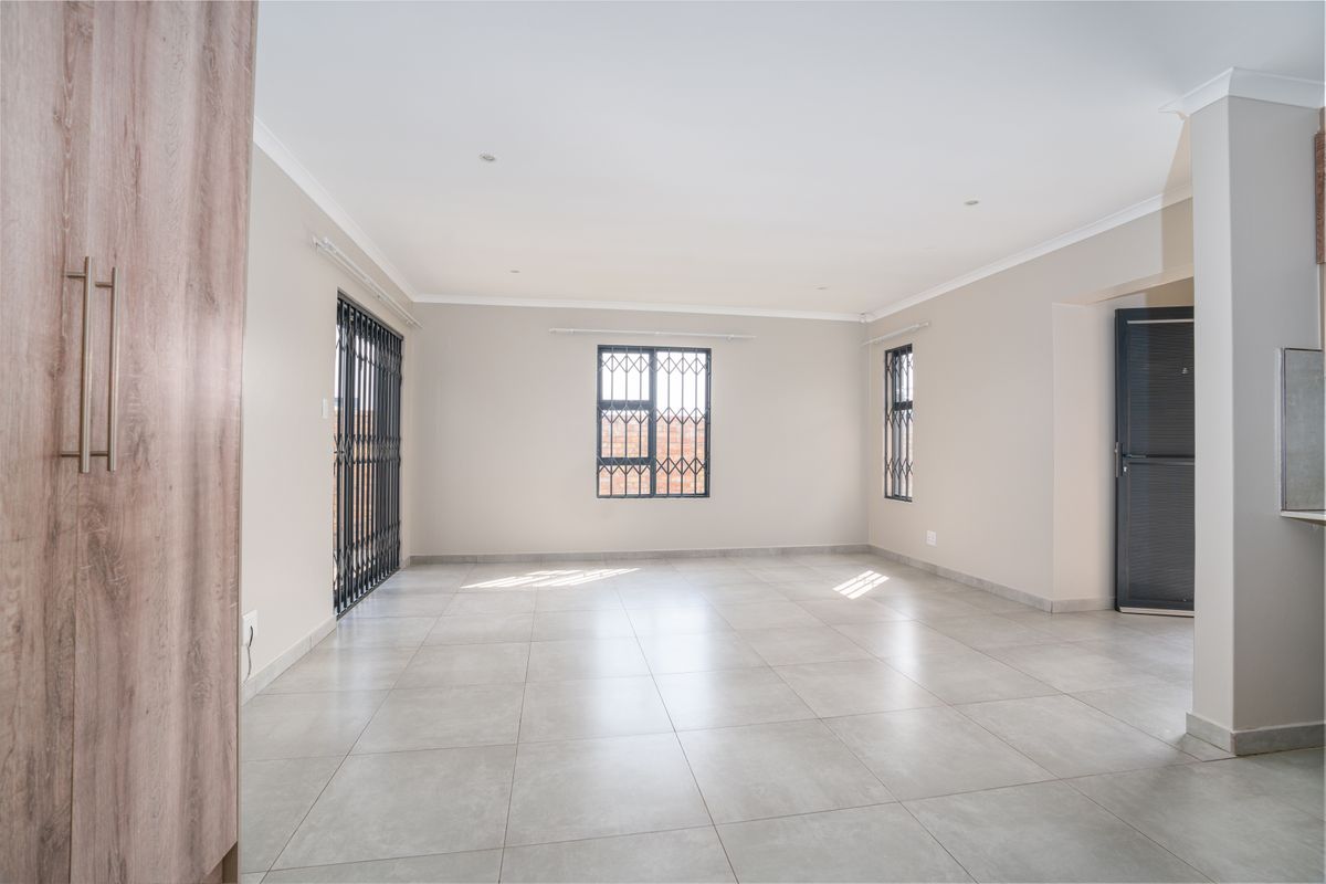 Save Big with Transfer Fees Included – Modern 3 Bedroom Gem in Silkaatzkop, Secunda - Photo 3