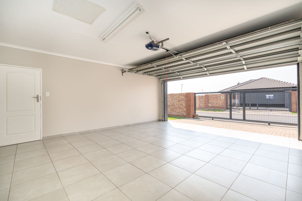 Save Big with Transfer Fees Included – Modern 3 Bedroom Gem in Silkaatzkop, Secunda - Photo 2