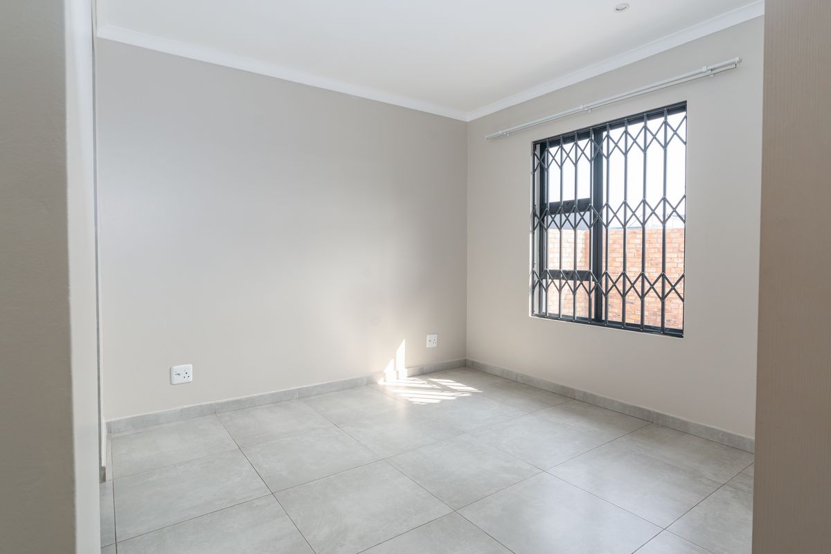 Save Big with Transfer Fees Included – Modern 3 Bedroom Gem in Silkaatzkop, Secunda - Photo 4