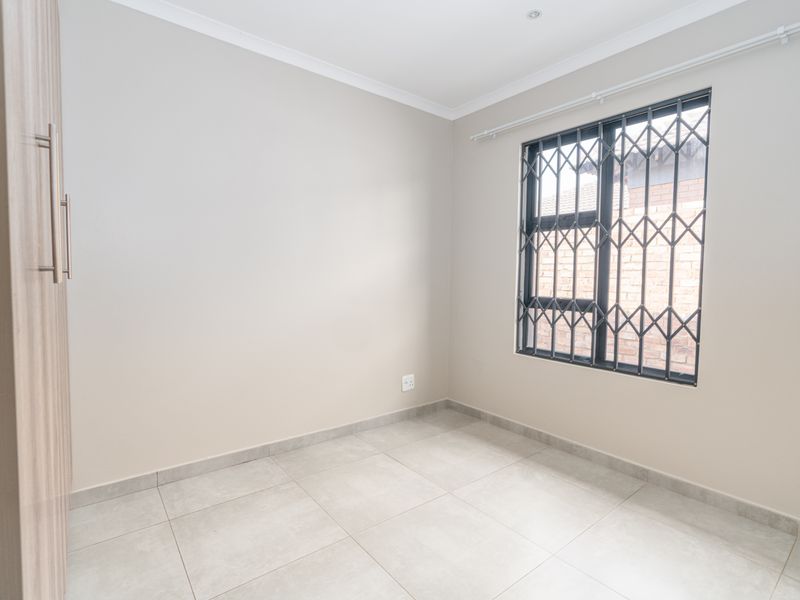 Save Big with Transfer Fees Included – Modern 3 Bedroom Gem in Silkaatzkop, Secunda - Photo 8
