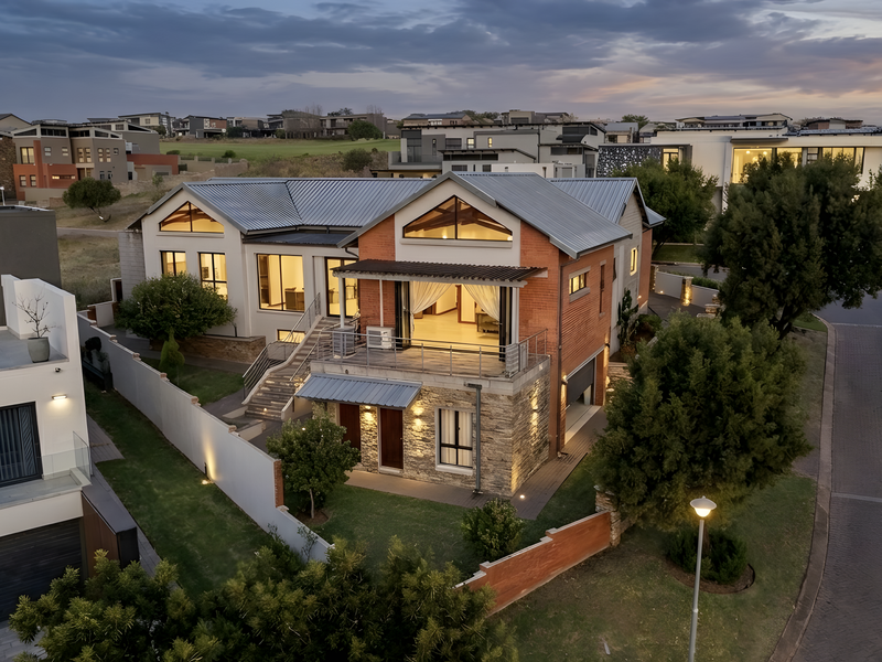 Sunsets, Space and Sophisticated living - Photo 1