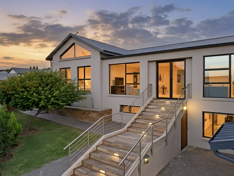Sunsets, Space and Sophisticated living - Photo 4