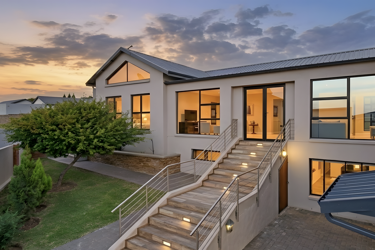 Sunsets, Space and Sophisticated living - Photo 4