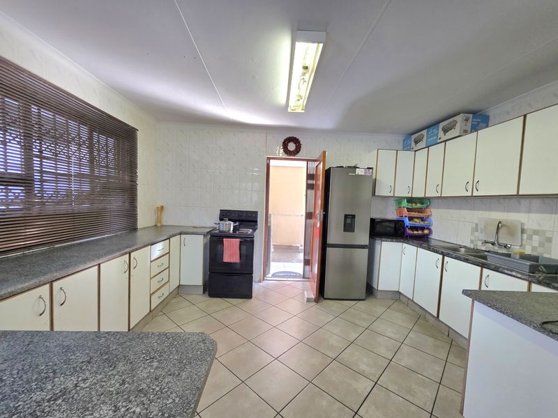 3 bedroom house - Photo 2