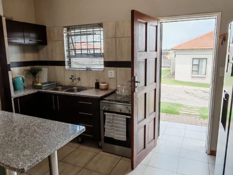 3 Bedroom Townhouse for Sale in Terra Nova Secure Complex - Photo 4