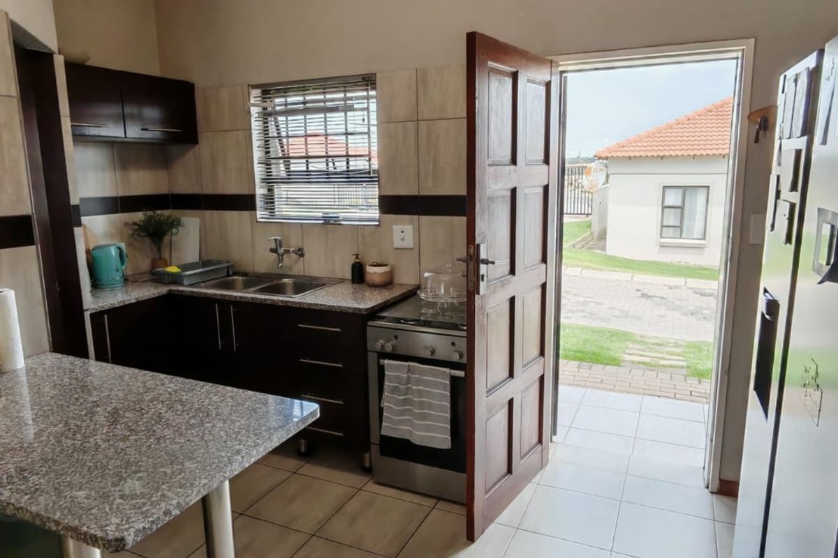 3 Bedroom Townhouse for Sale in Terra Nova Secure Complex - Photo 4